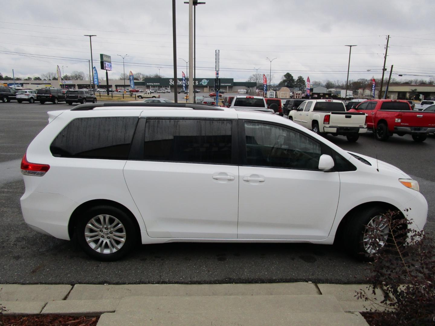 2011 WHITE /GRAY LEATHER Toyota Sienna Limited 7-Pass V6 (5TDYK3DC2BS) with an 3.5L V6 EFI DOHC 24V engine, 5-Speed Automatic transmission, located at 1814 Albert Pike Road, Hot Springs, AR, 71913, (501) 623-1717, 34.494228, -93.094070 - Photo#4